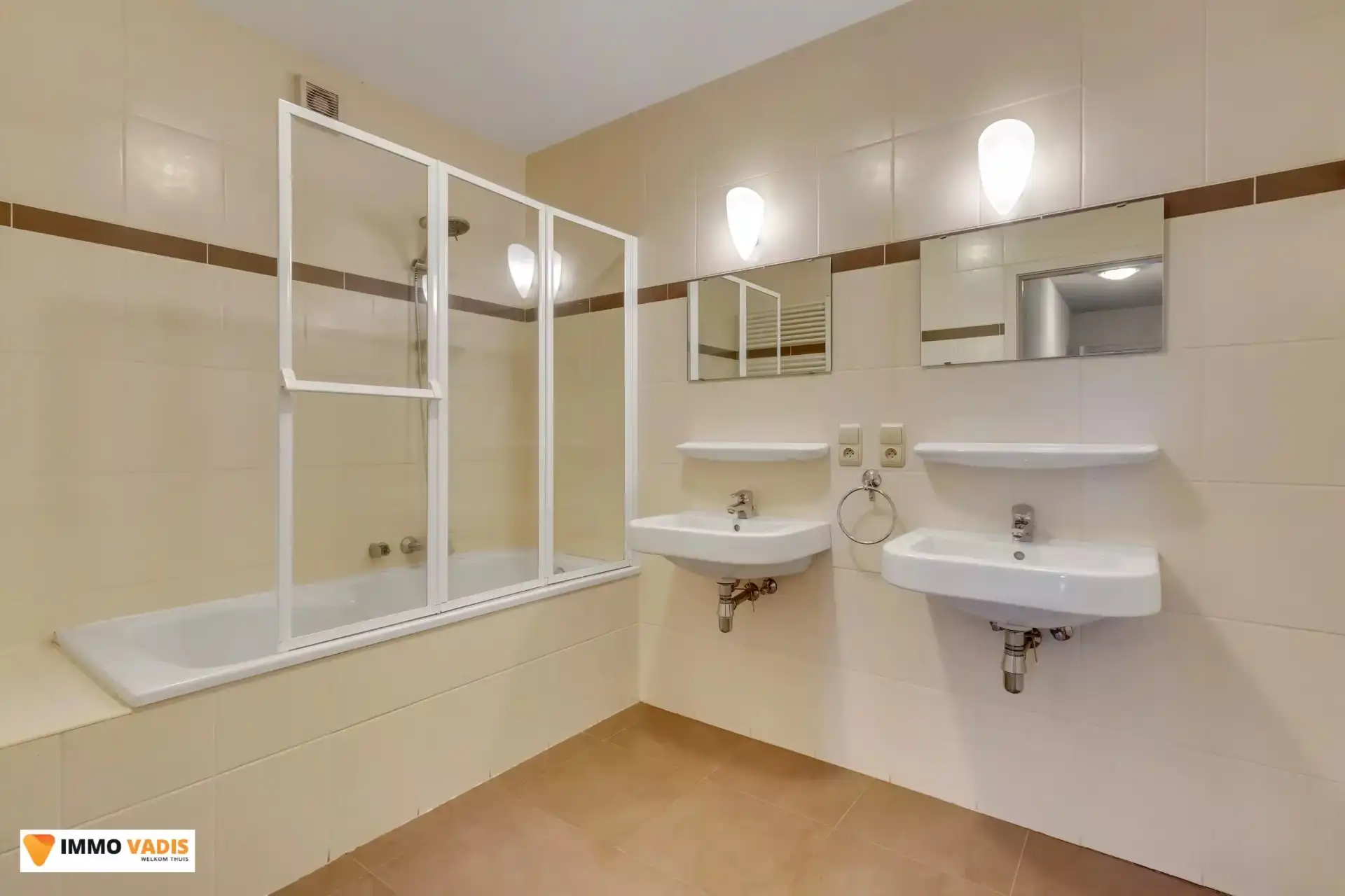 Goed onderhouden appartement met twee slaapkamers, terras en afgesloten parkeerplaats foto 11