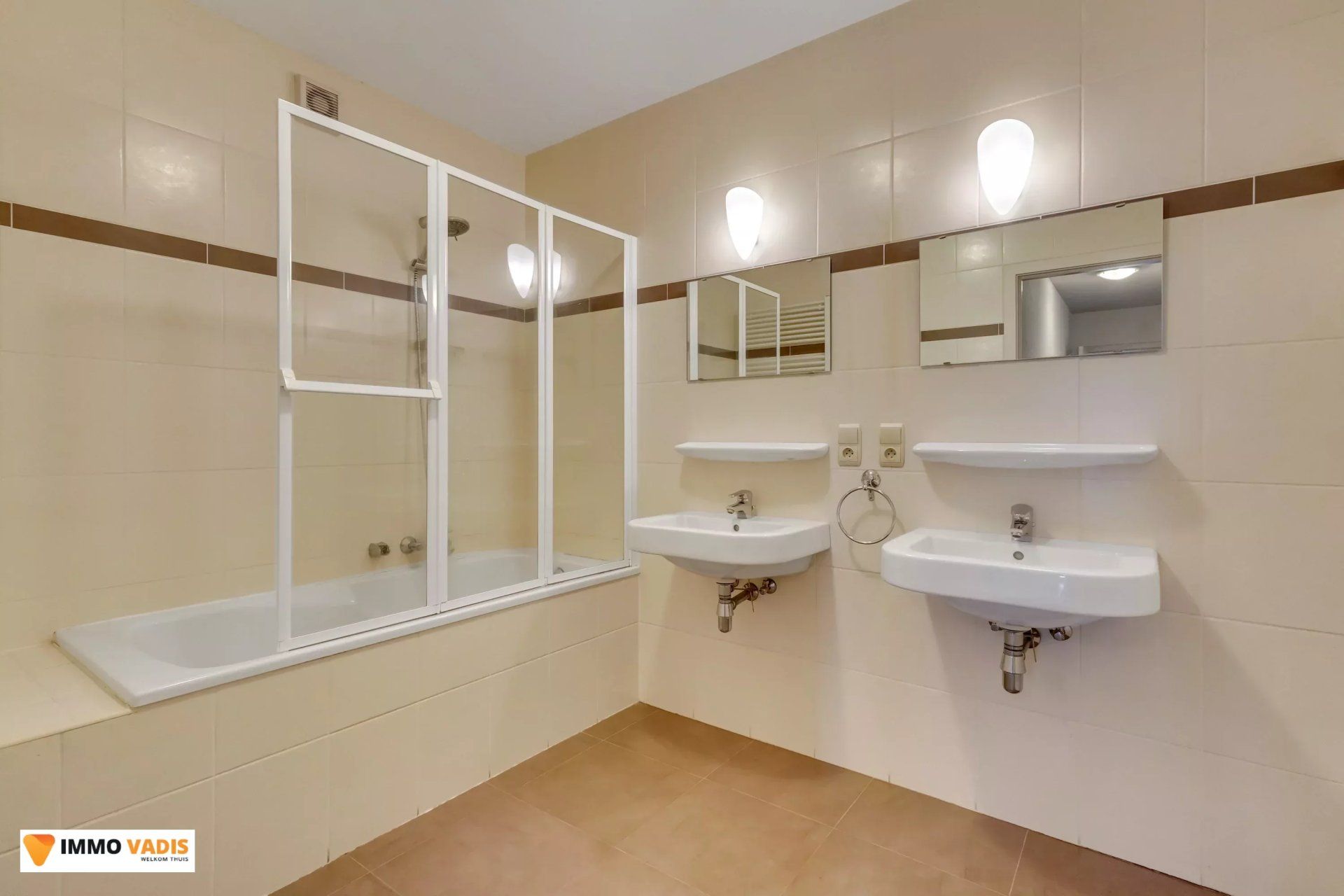 Goed onderhouden appartement met twee slaapkamers, terras en afgesloten parkeerplaats foto 11