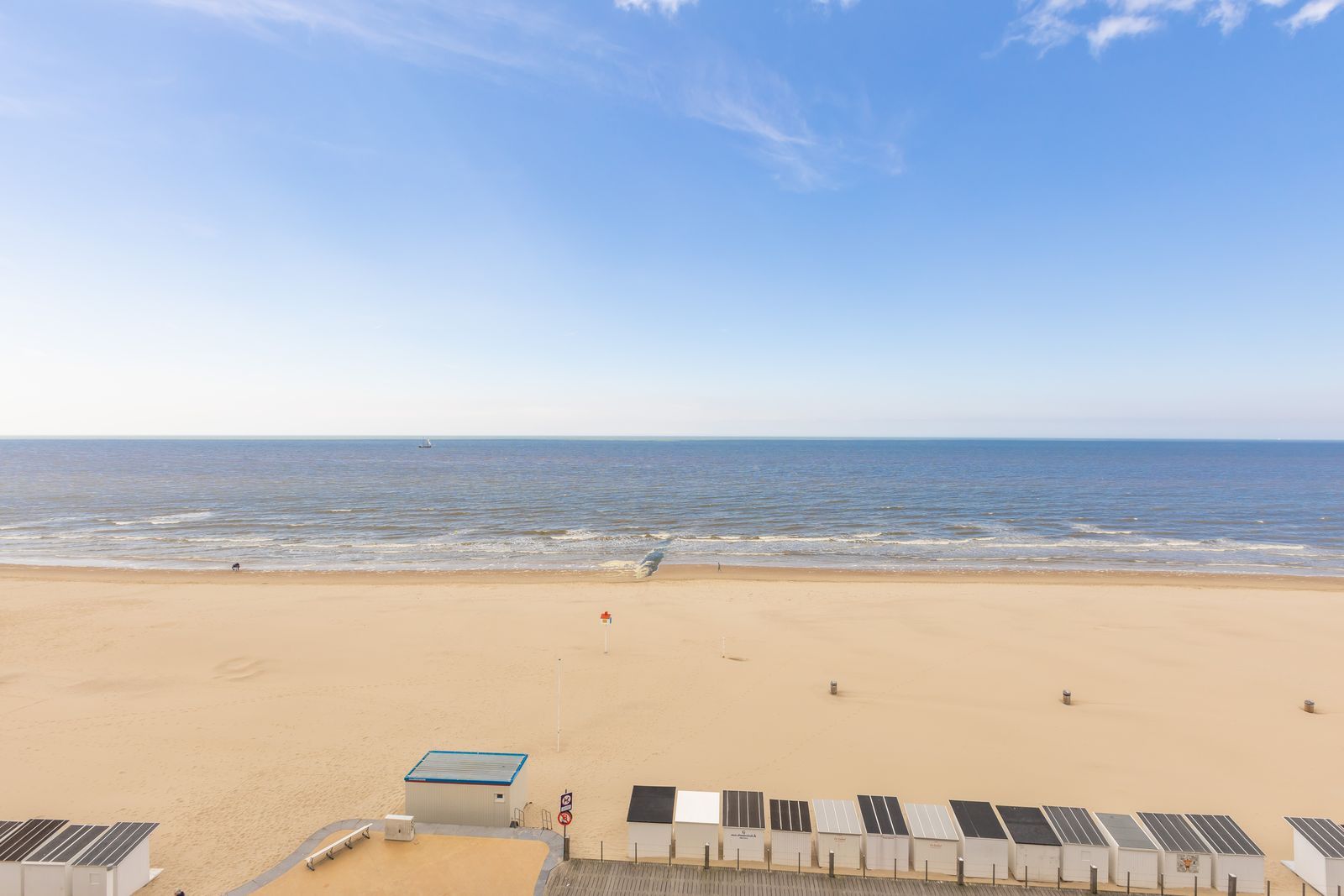 Uniek appartement met frontaal zeezicht én terras foto 4