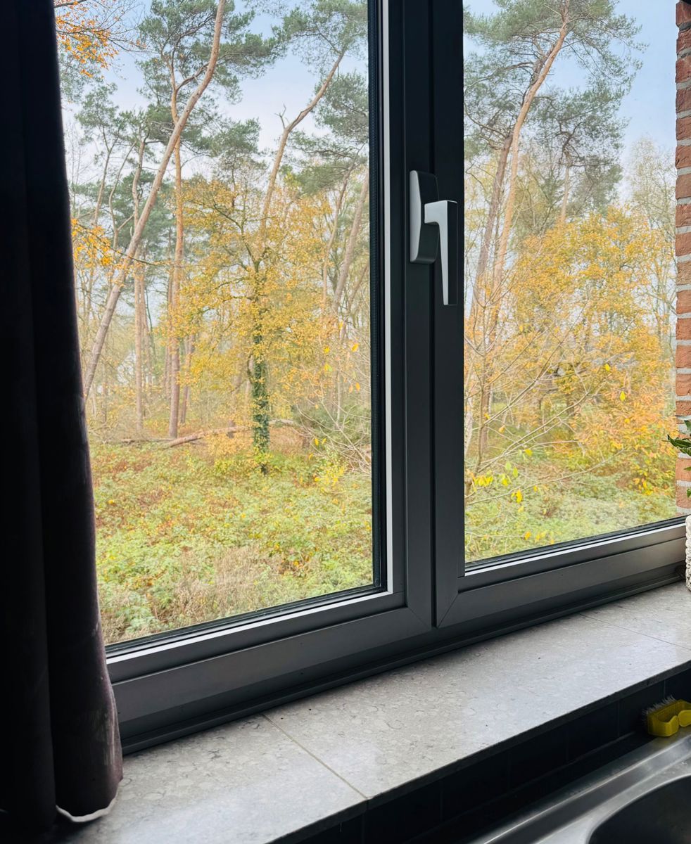 Gelijkvloers 3 slaapkamer appartement met grote garage. foto 9