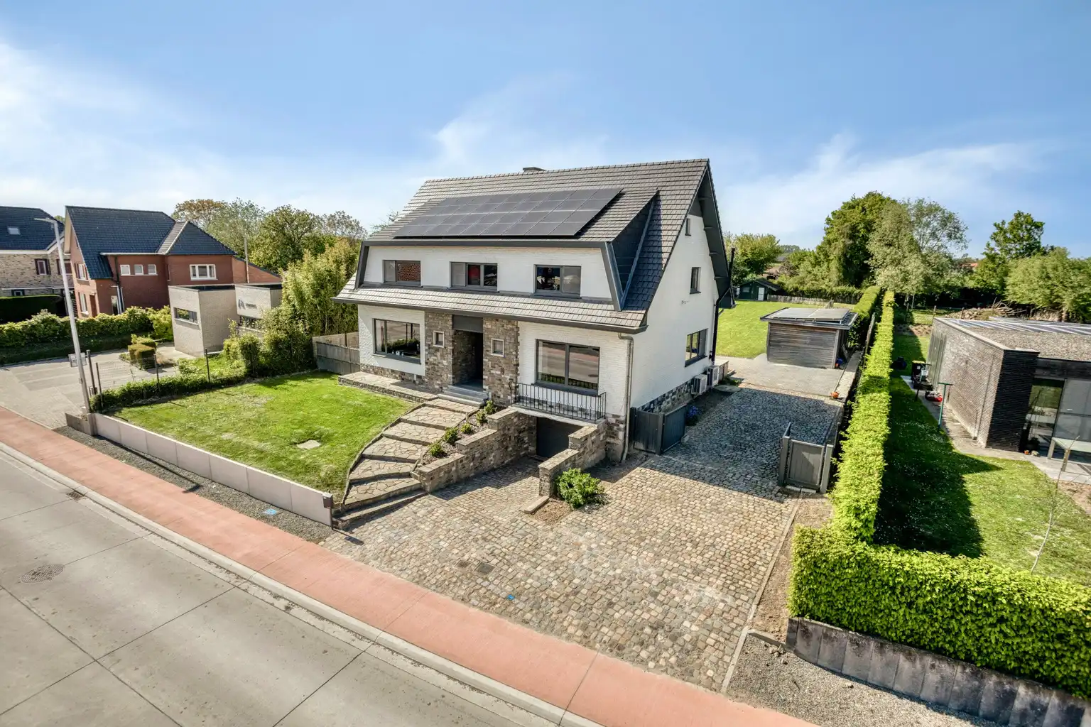 MOOIE, VOLLEDIG GERENOVEERDE WONING MET TUIN  foto {{pictureIndex}}