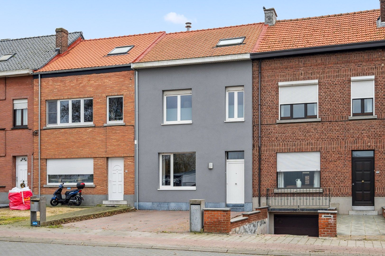 Ruime en instapklare rijwoning met uitstekende ligging foto 3