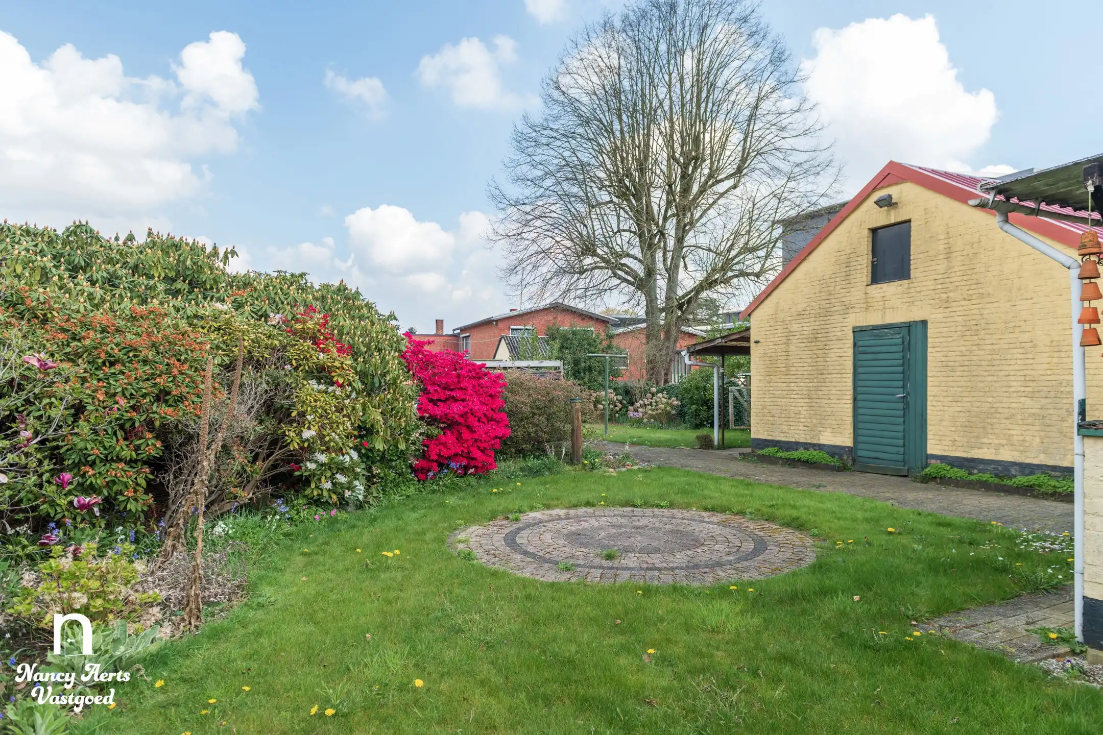 Charmante gezinswoning met mogelijkheden op royaal perceel foto 4