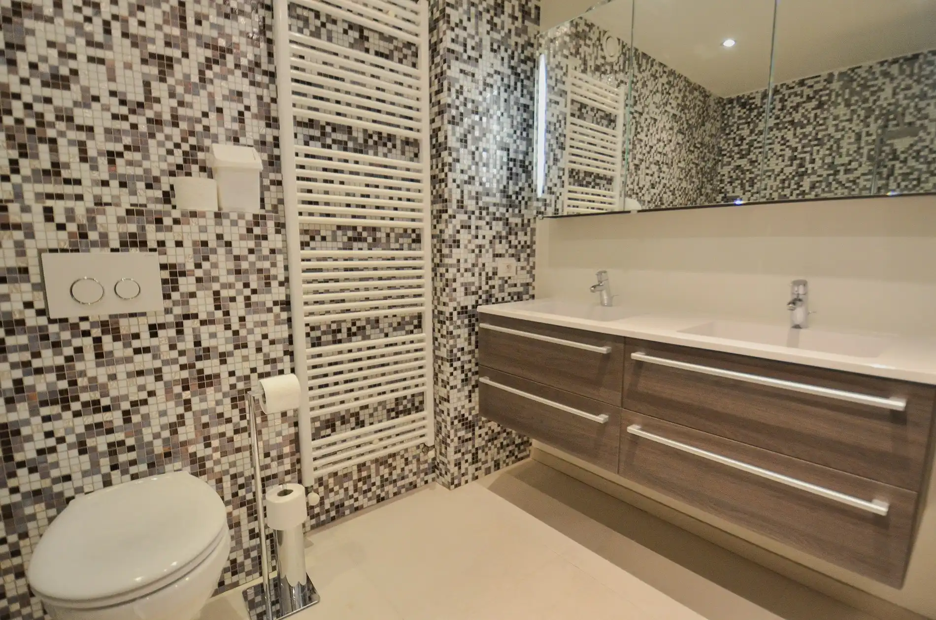 Topaanbieding – Uitzonderlijk ruim appartement gelegen in een stijlvolle residentie. foto 27