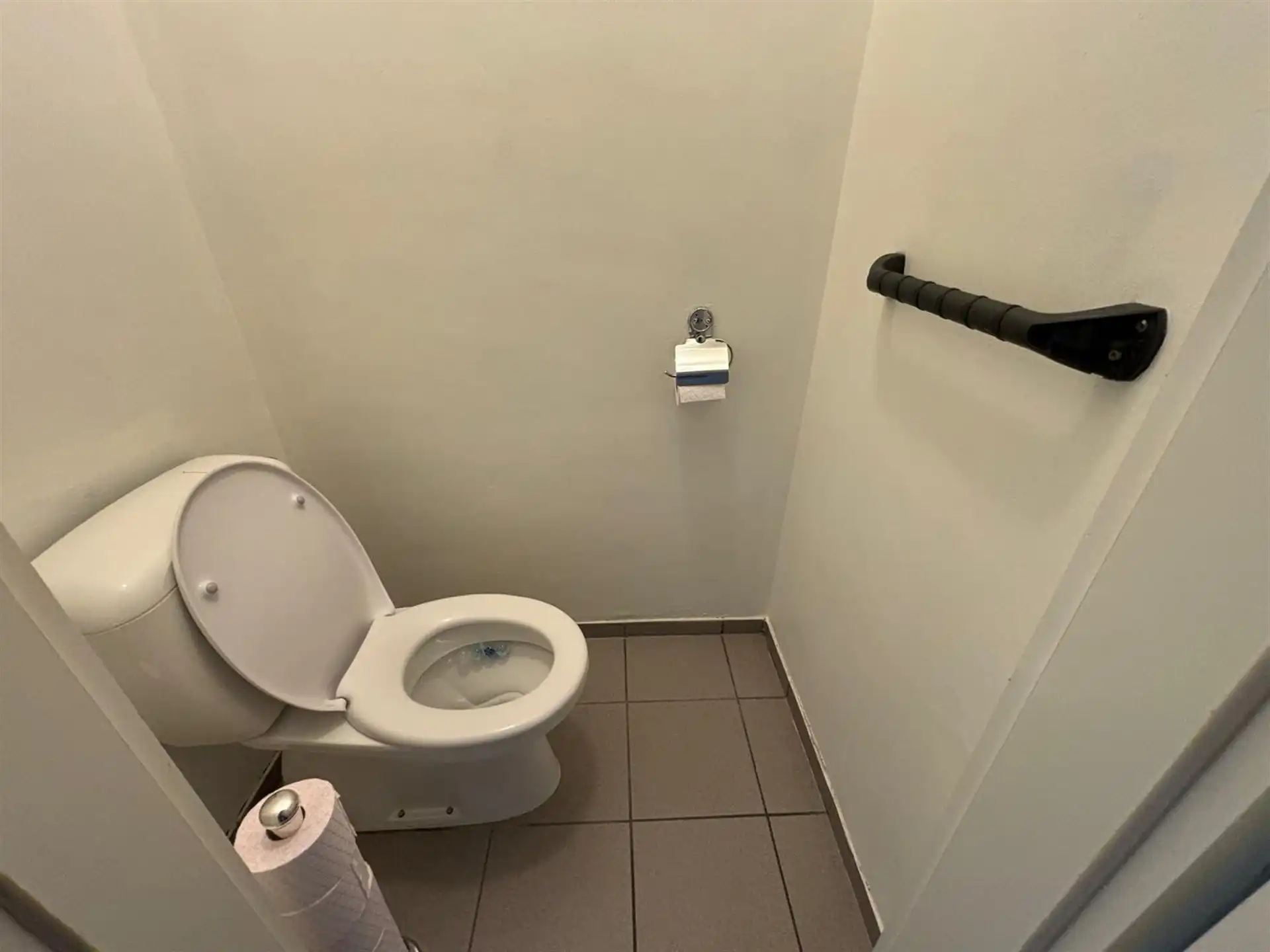 Ruim gelijkvloers appartement nabij station en centrum foto 6