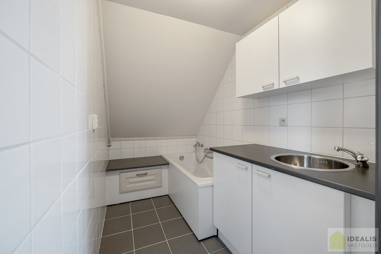 ZEER RUIM OPGEZETTE (360m²!) EN KNAP AFGEWERKTE EENGEZINSWONING OP RUSTIGE LOCATIE MET MAAR LIEFST 8!! SLAAPKAMERS foto 33