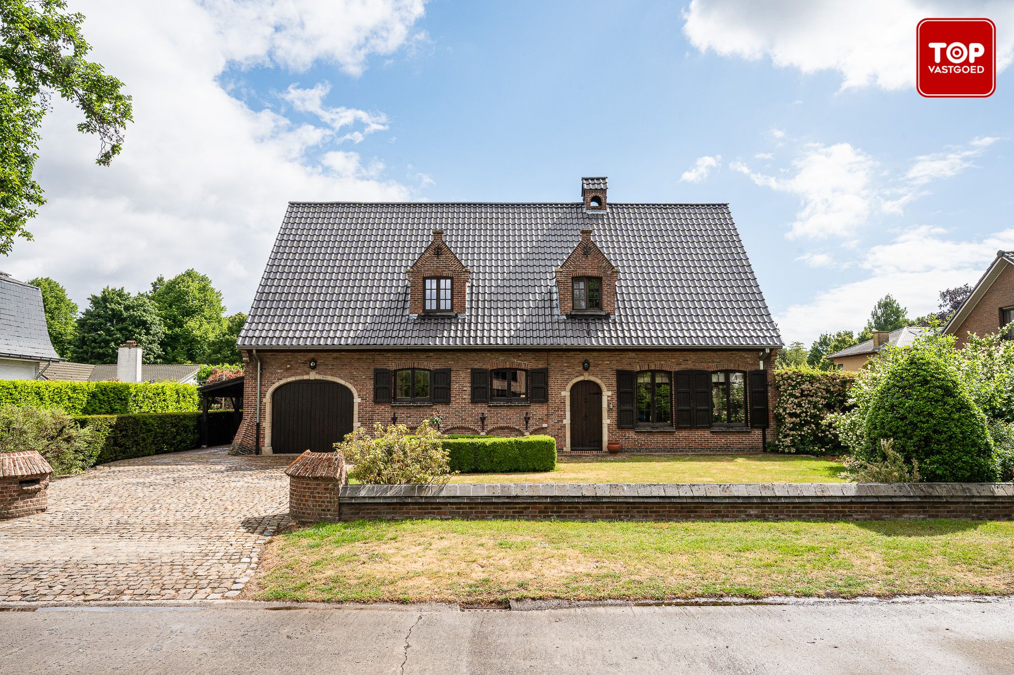 Statige villa met 4 slaapkamers op een perceel van 755m²  foto {{pictureIndex}}