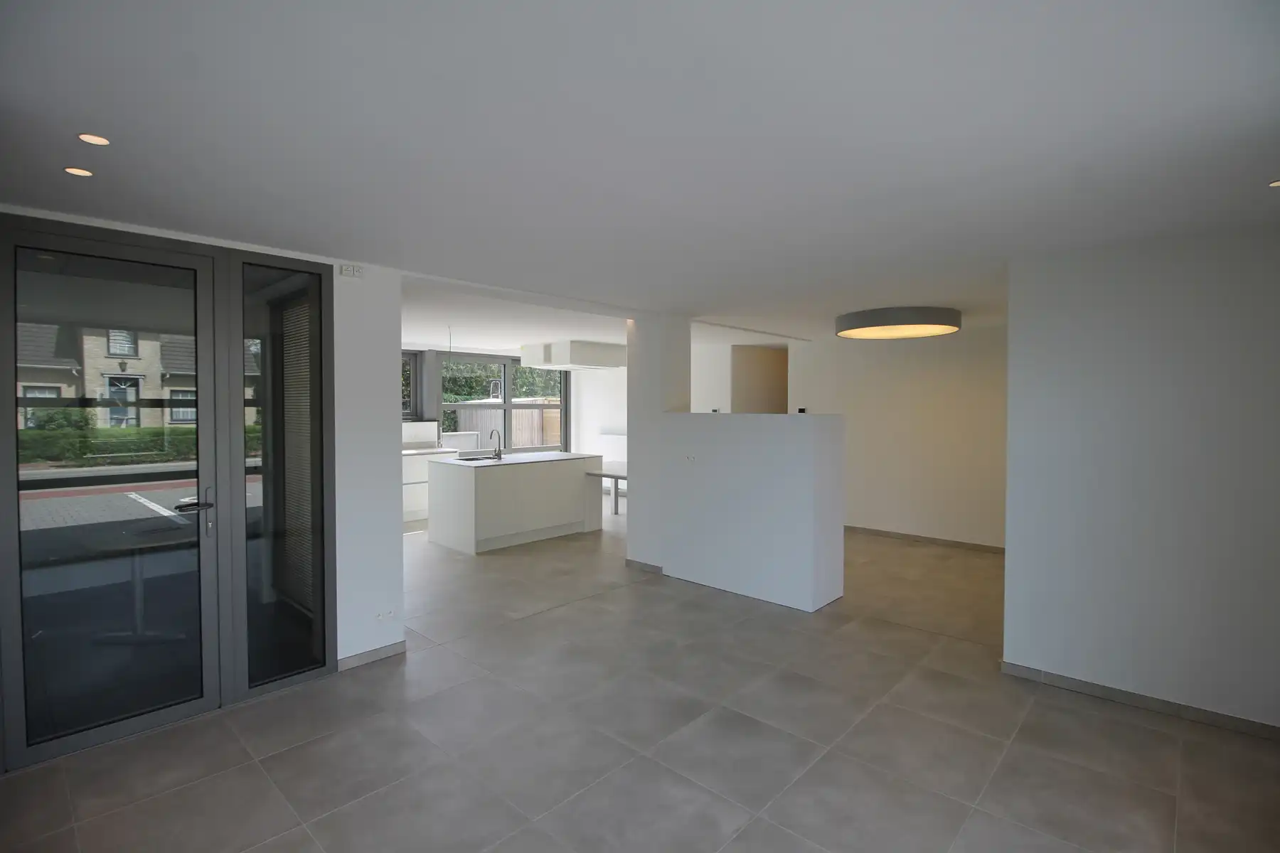 Uniek en ruim (ca 134m²) gelijkvloers appartement met 2 slaapkamers, terras en tuin en autostaanplaats. foto 4