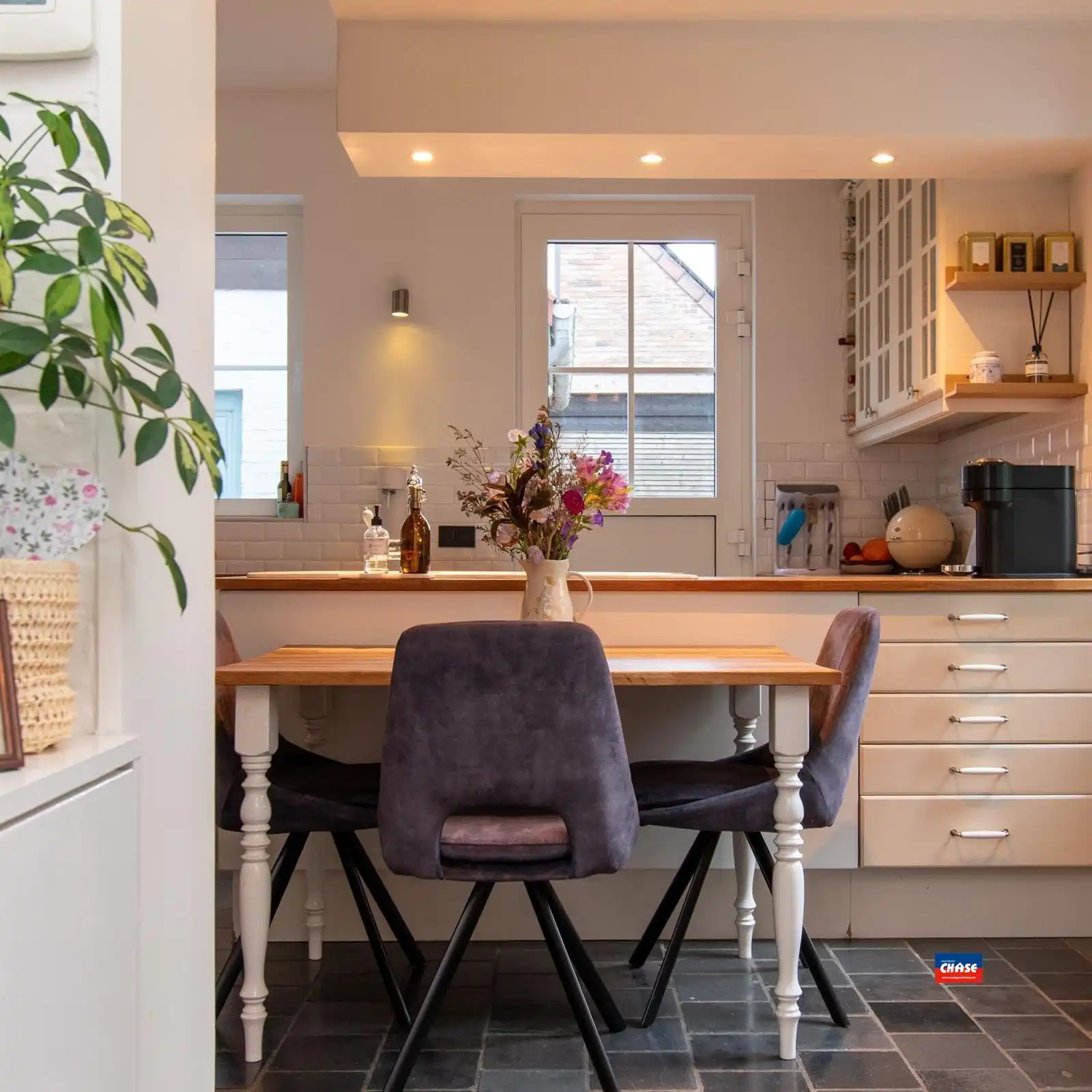 Ruime gezinswoning met drie slaapkamers, ruime tuin en oprit foto 5
