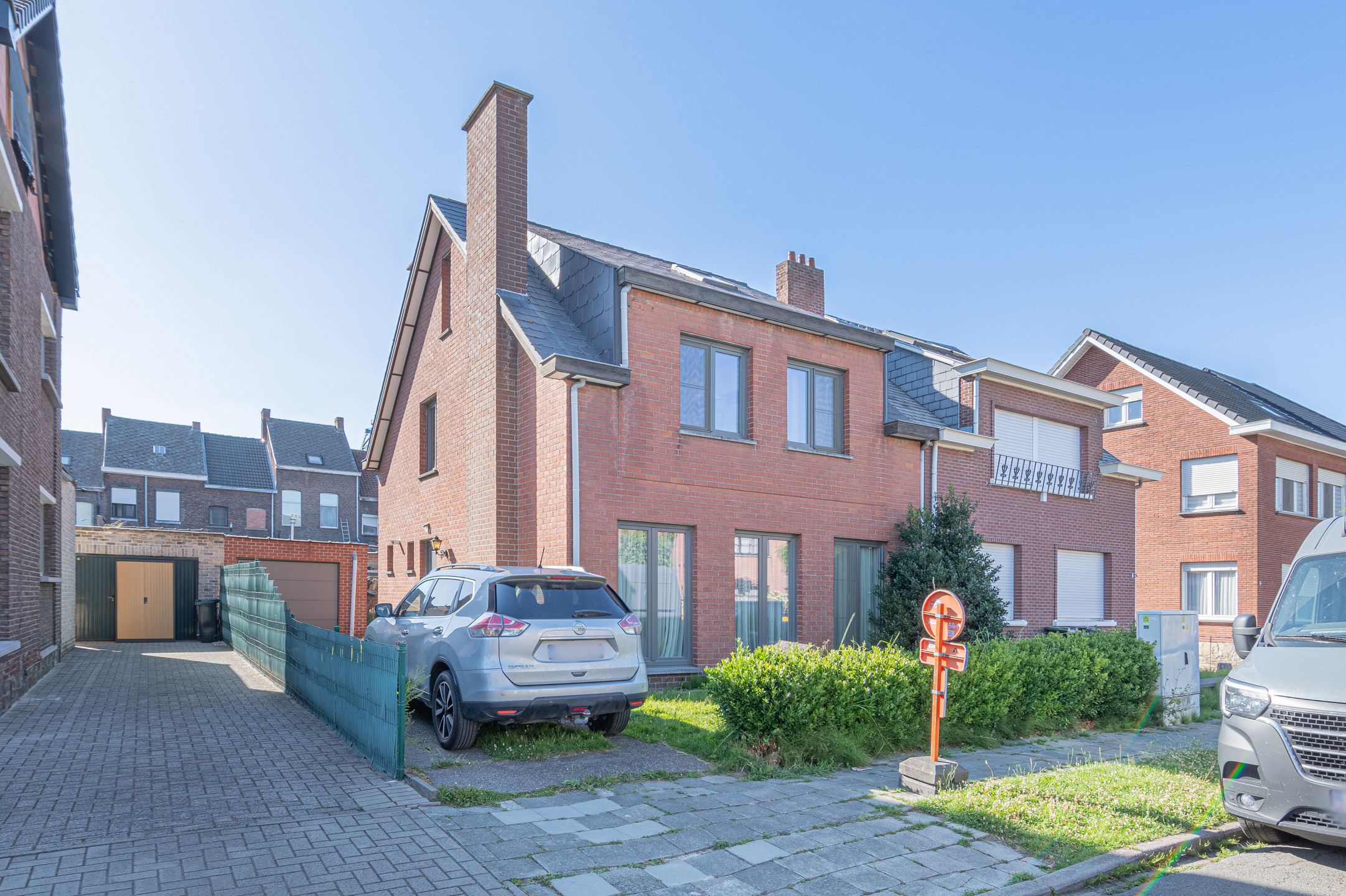 Gezellige halfopen bebouwing met garage en knusse tuin foto {{pictureIndex}}