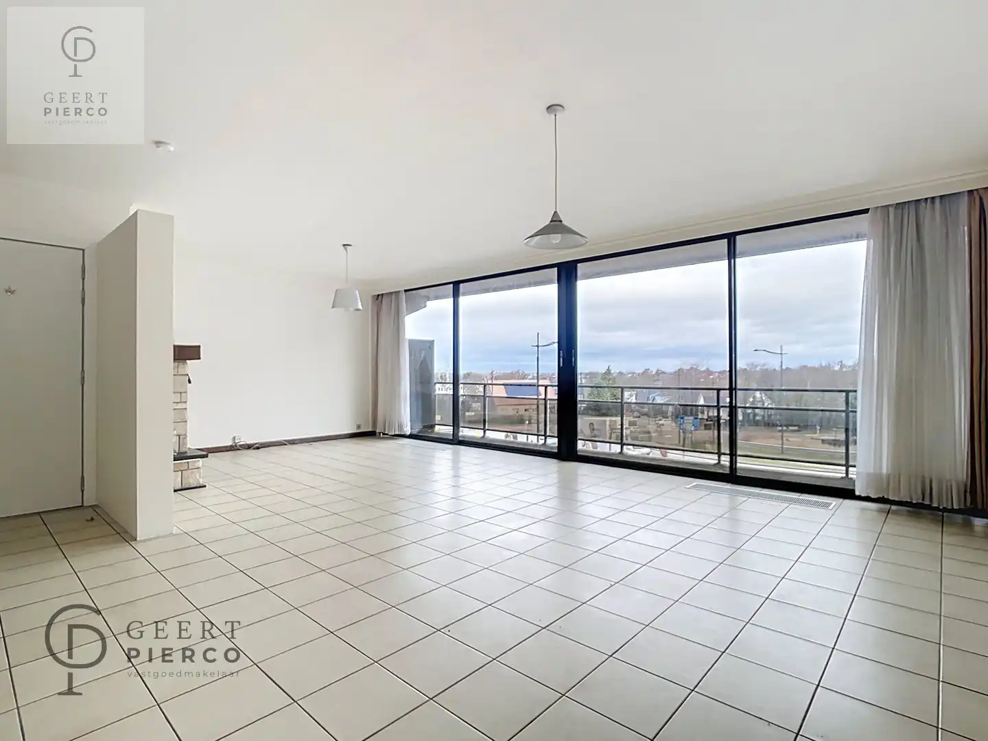 Zeer ruim appartement op de tweede verdieping met ondergrondse parkeerruimte foto 2