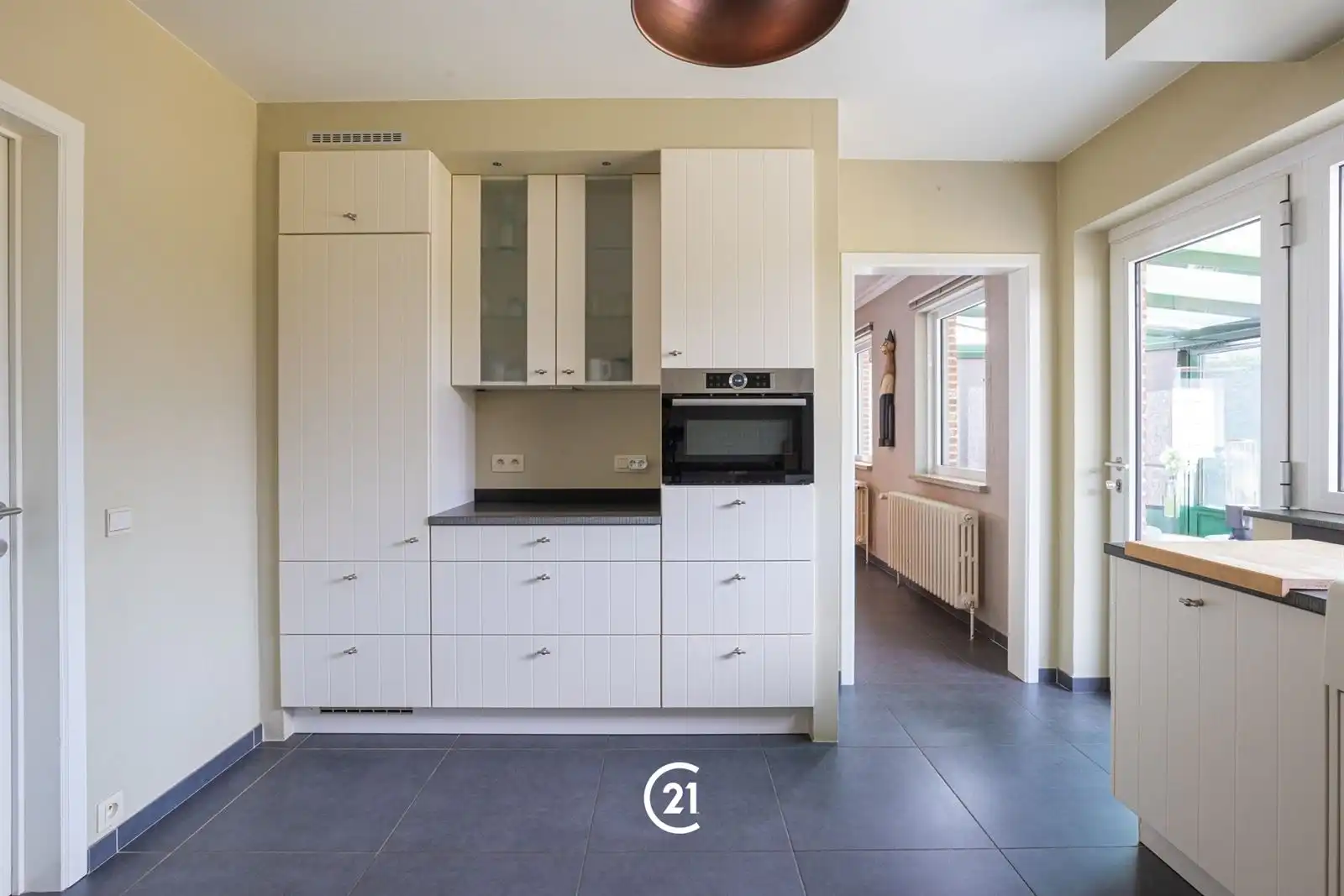 Gemeubelde en instapklare villa met tuin op toplocatie foto 11