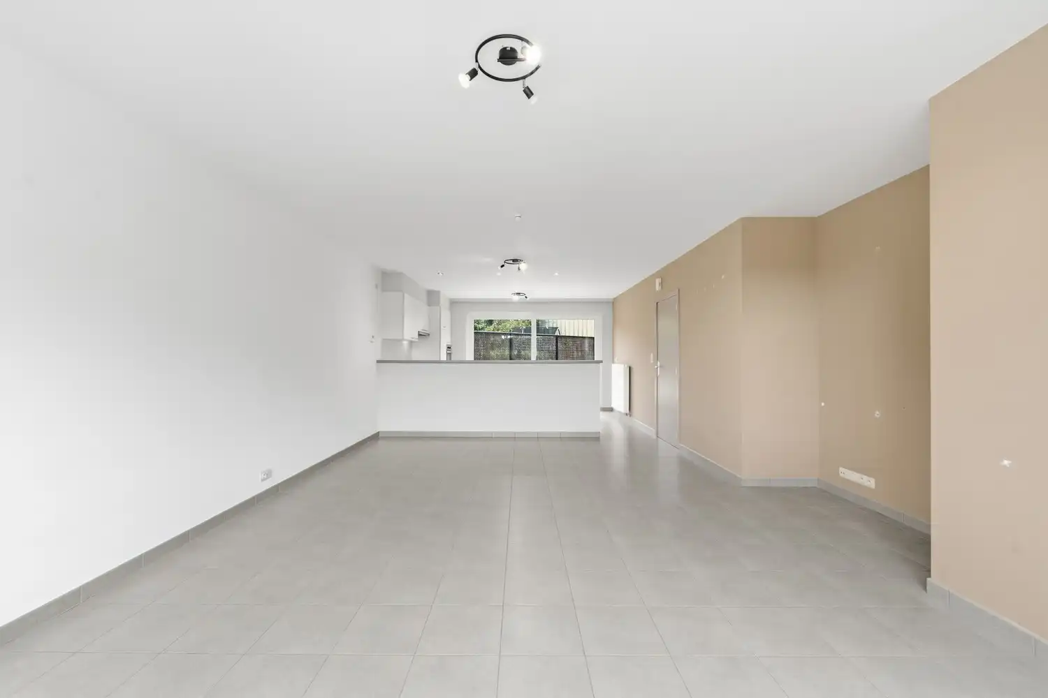 IZENBERGE: Recente rijwoning met alle comfort, 3 slaapkamers, gezellig tuintje en garage op 151m² grondopp. foto 3