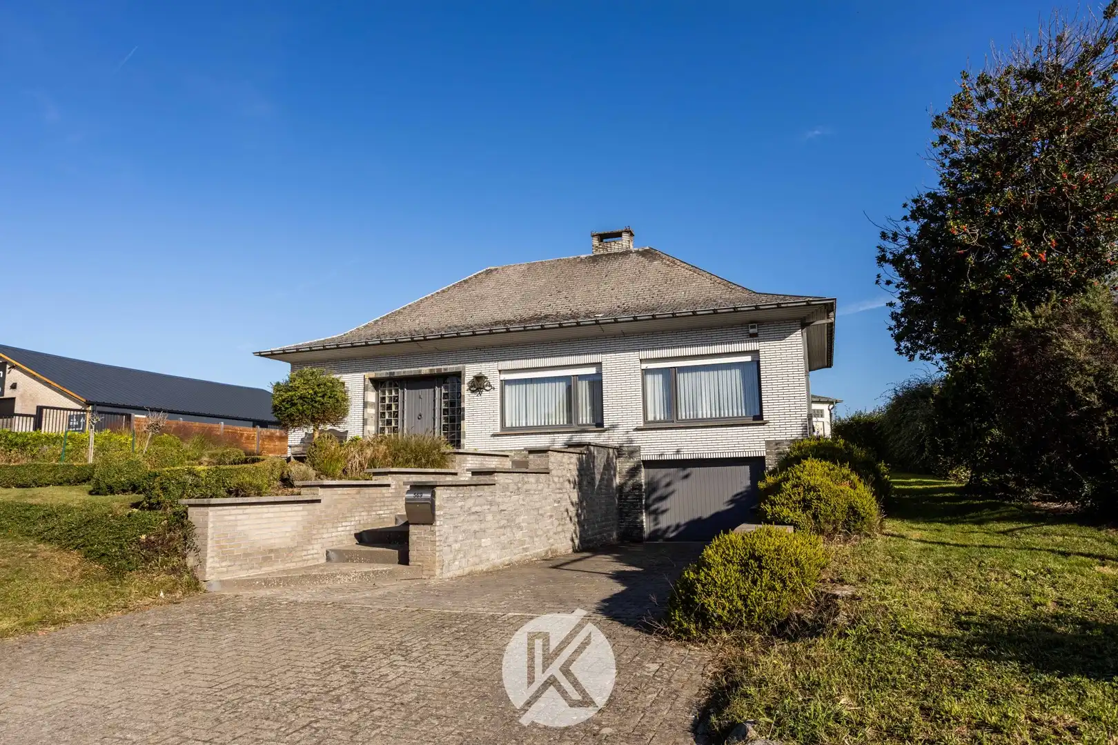 Robuuste, tijdloze villa met veel potentieel foto 29