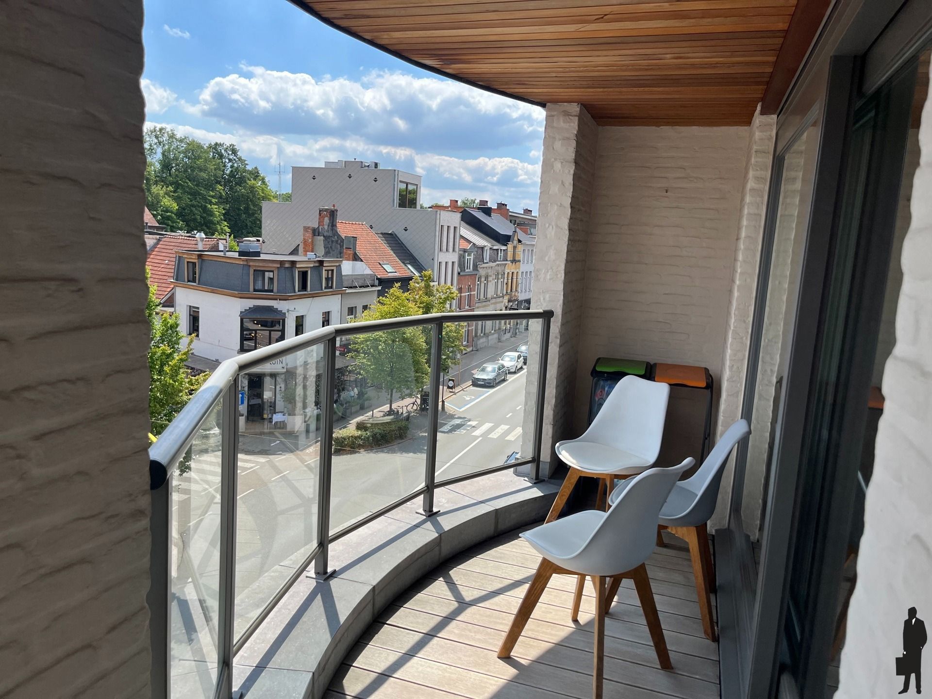 In 't centrum van Brasschaat op de derde verdieping, een instapklaar appartement van 114 m² met 2 parkingplaatsen. foto 5