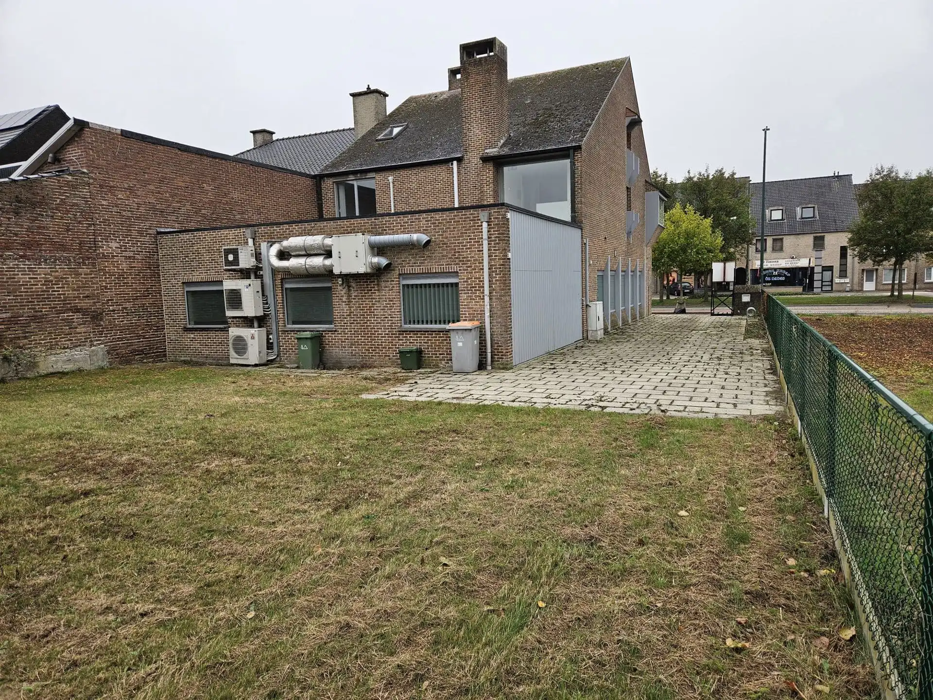 TE  HUUR in Meeuwen: kantoor/commerciële ruimte foto 3