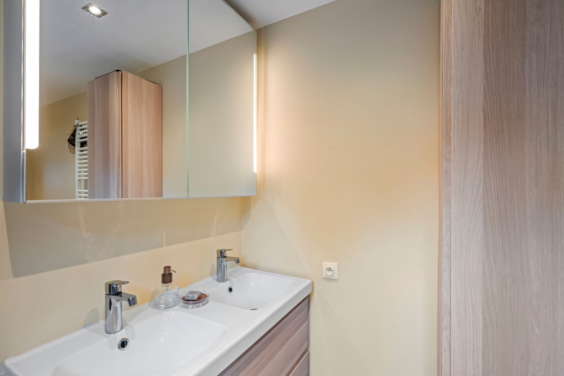 Smaakvol gerenoveerde woning in het hart van Assebroek foto 13