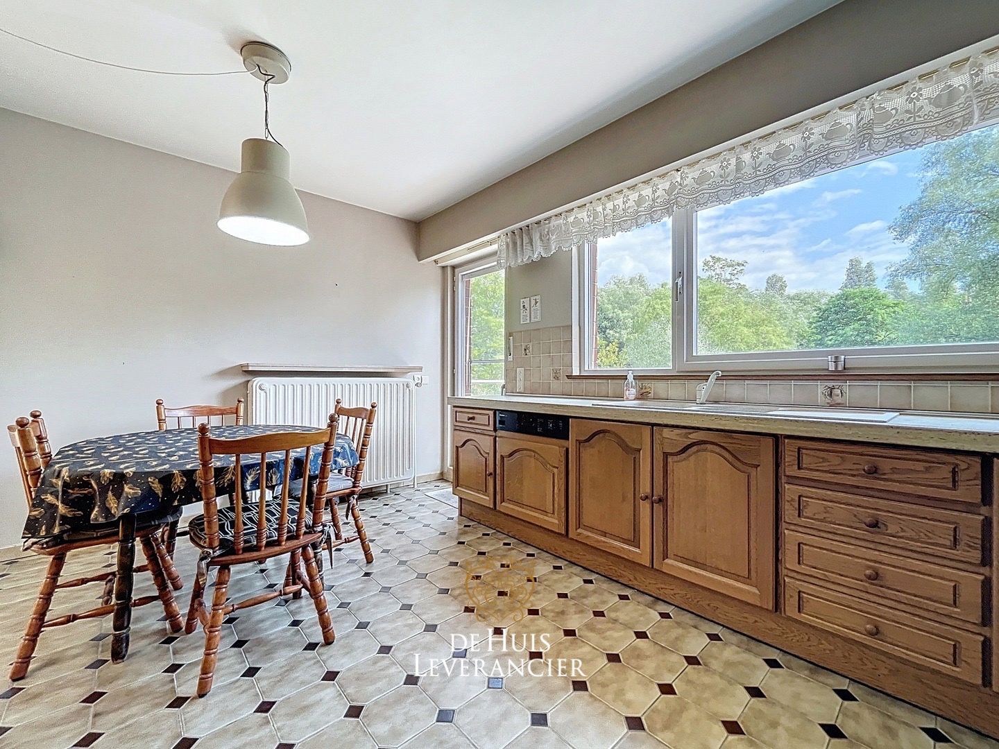 Zeldzame renovatiekans te koop in hartje Noeveren ! Unieke woning met ruimte, groen en grote garage foto 19