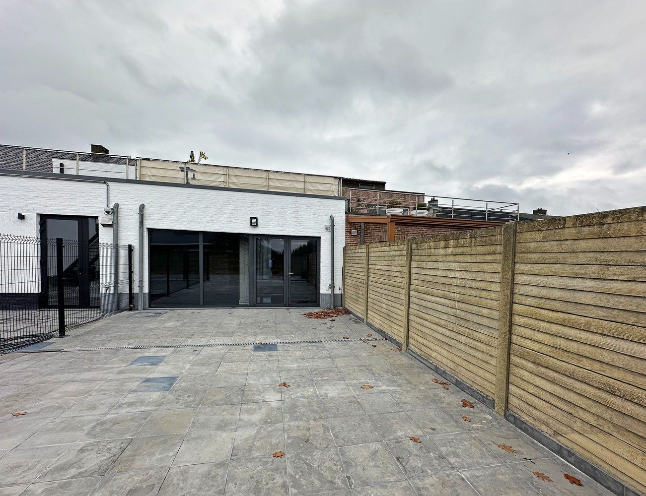 Ruim, gelijkvloers appartement met 2 slaapkamers, terras en een autostaanplaats! foto 12