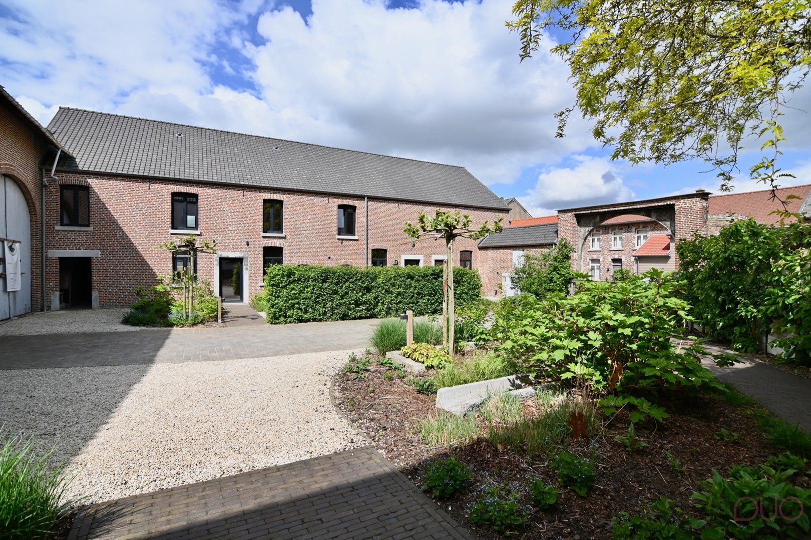 Exclusieve charmante vierkantshoeve in Gingelom met 5 slaapkamers,  drie afzonderlijke vakantiewoningen, grote schuur en achterliggende weide foto 3