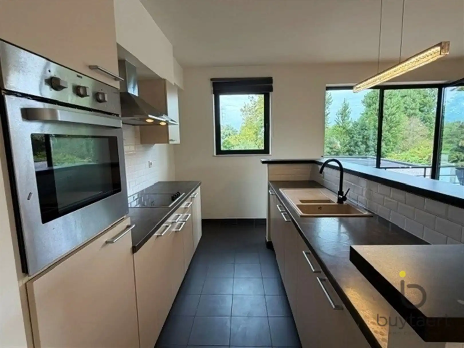 Hoekappartement met twee slpks en terrassen te Wommelgem. foto 4