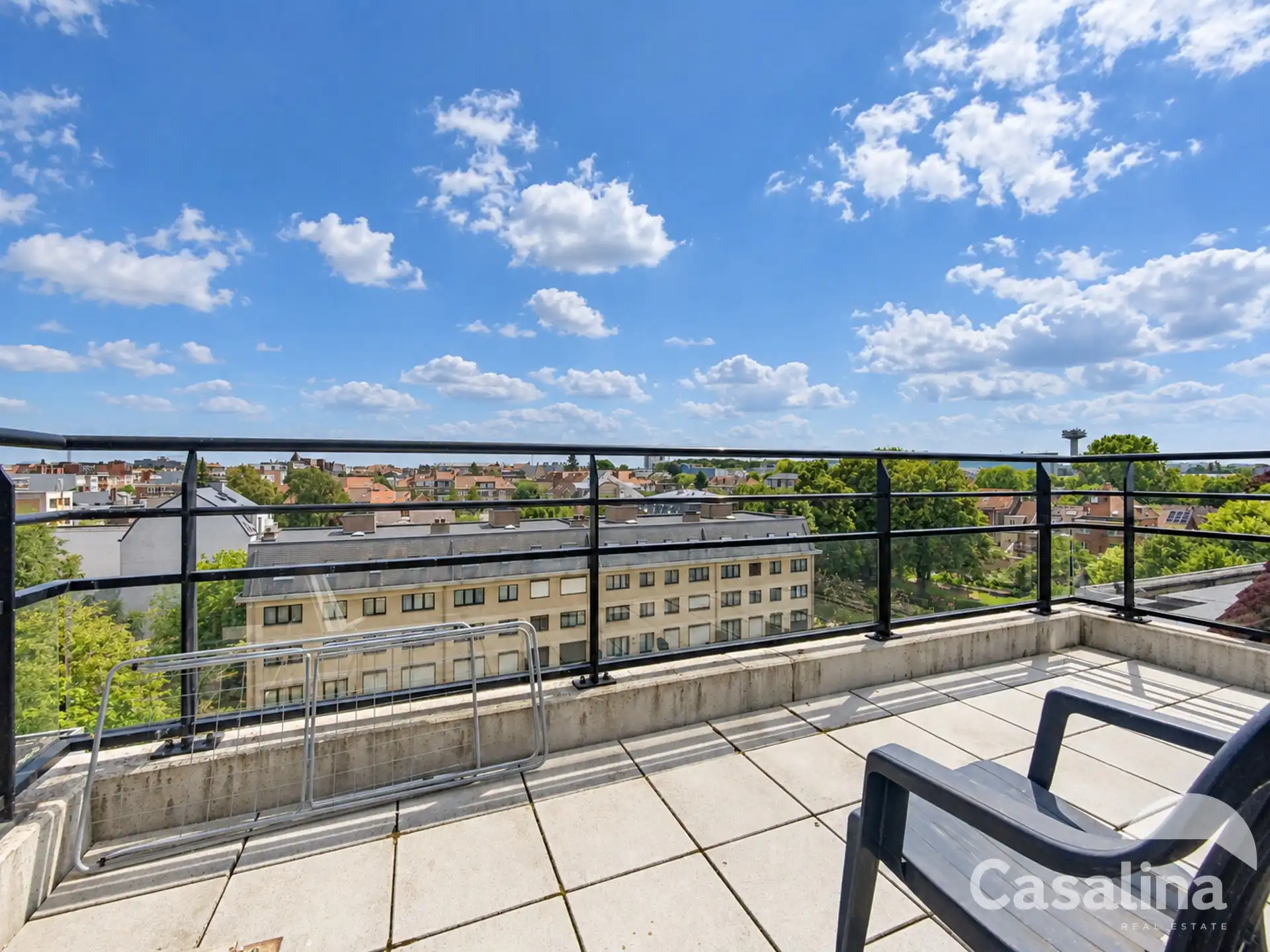 Gemeubeld appartement met 1 slaapkamer + terras  foto 2