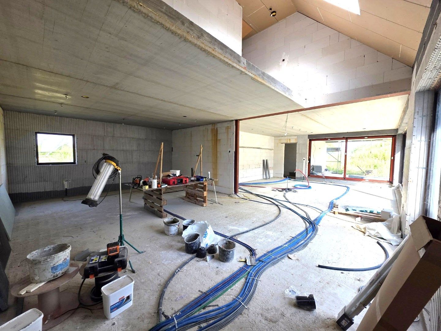 Ruime nieuwbouwvilla + hangar. foto 5