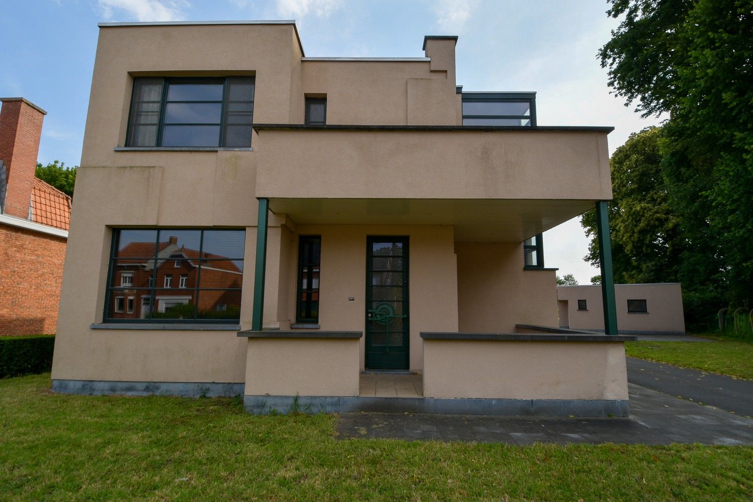 Ruime modernistische woning met grote tuin en garagegebouw foto 2