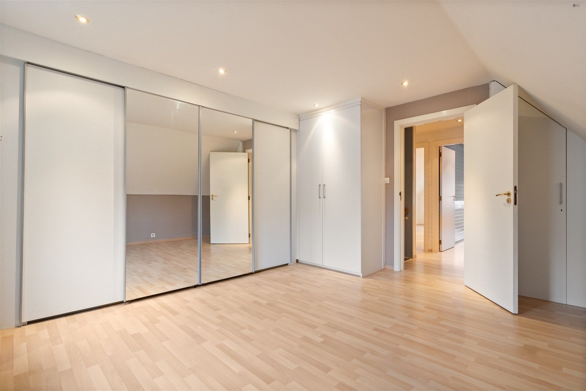 ruim en goed verzorgde woning met grote veranda  foto 12