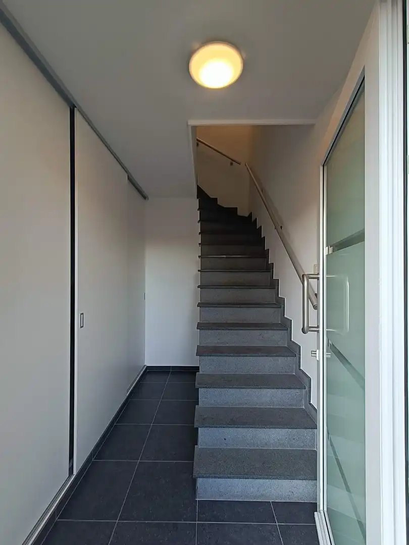 Instapklaar duplexappartement met 2 slpk, terras, garage & 2 parkeerplaatsen te huur in Bilzen foto 10