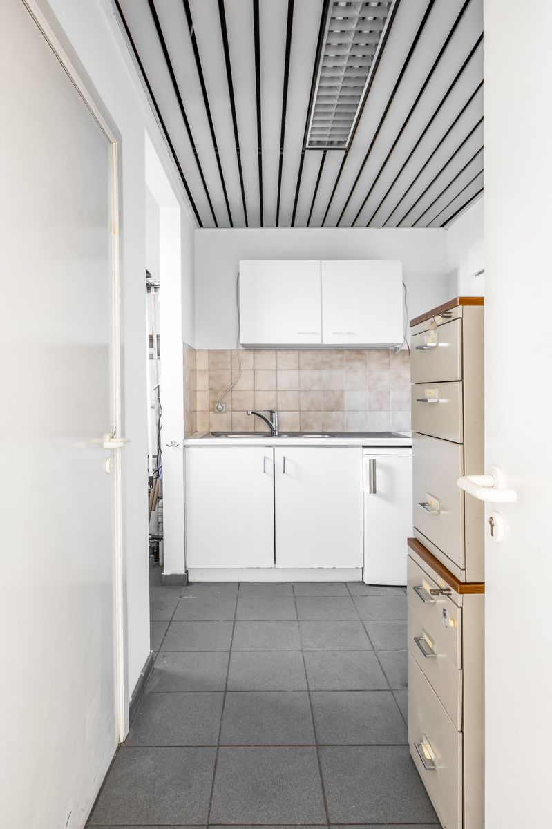 Handelszaak, twee appartementen en garageboxen foto 9