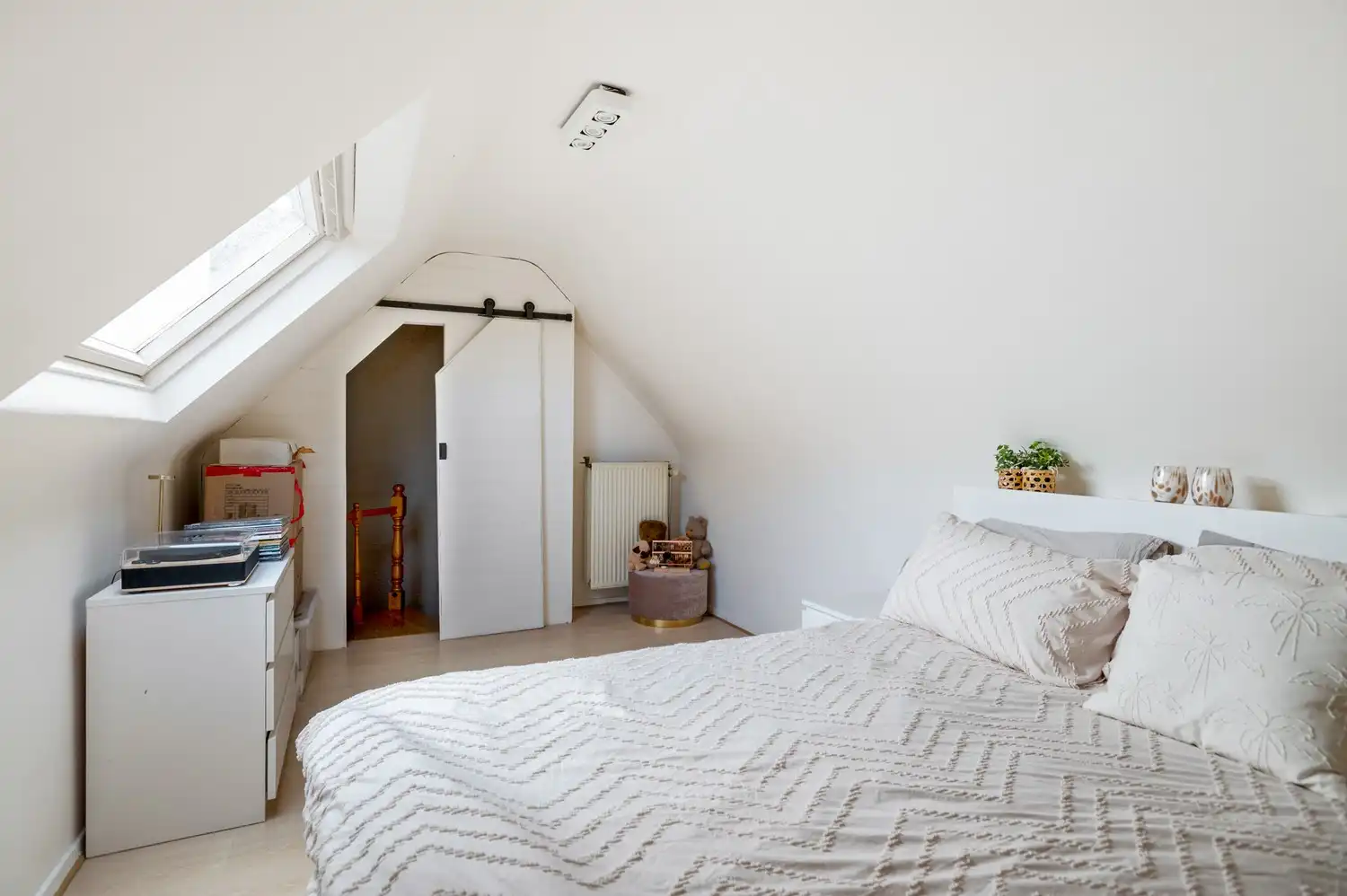 Ruime woning met 4 slaapkamers, 3 badkamers, inpandige garage en tuin! foto 21