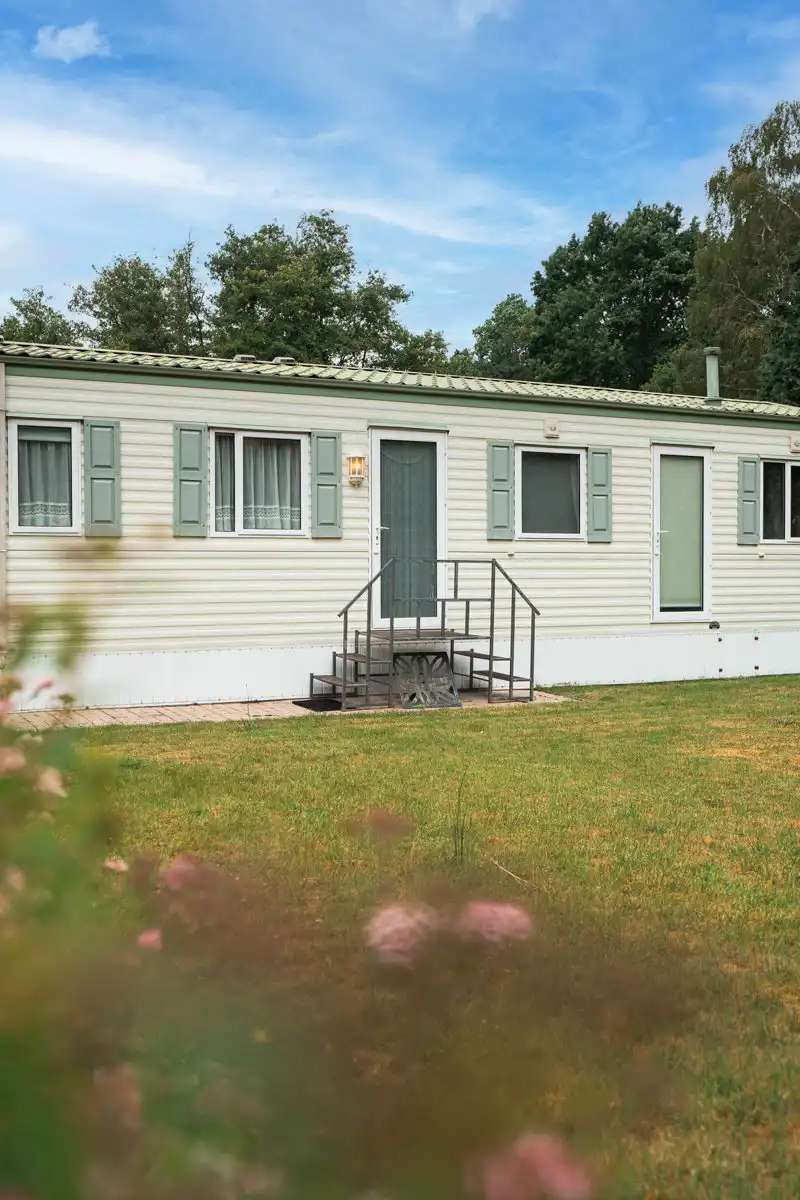 Prachtige agrarische tuin met caravan foto 30