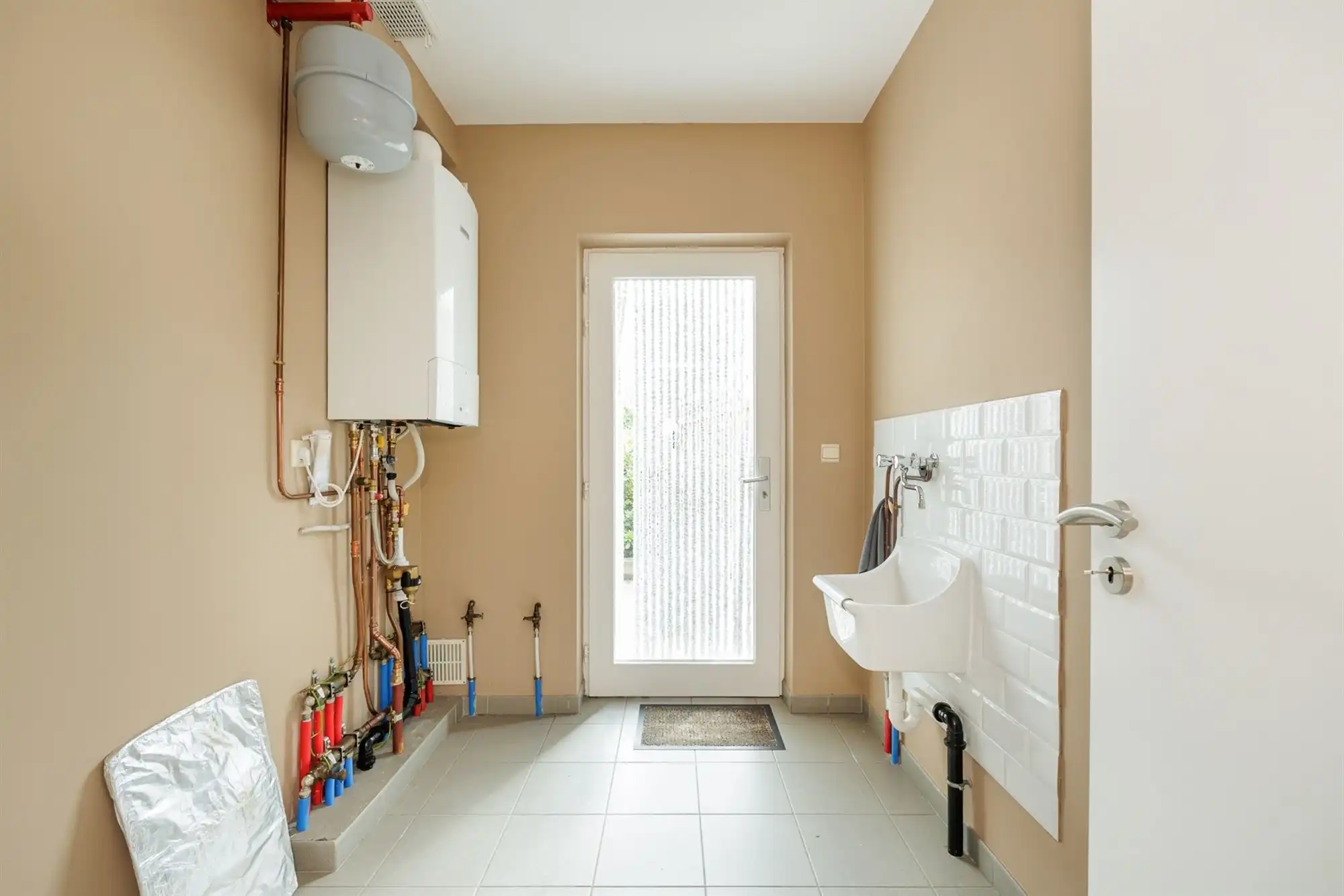 Instapklare ruime woning met 4 slpkmrs. en tuin foto 14