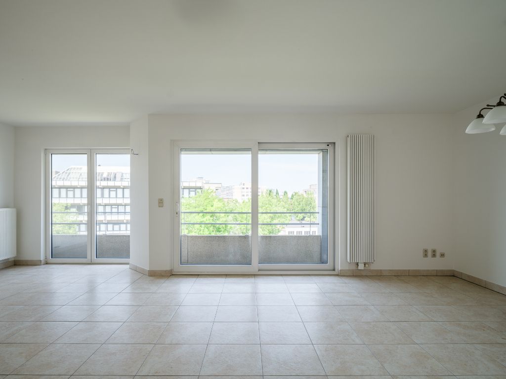 Licht op te frissen appartement met 3 slaapkamers en aangenaam terras met prachtig en open zicht over de Leie. Mogelijkheid tot aankoop autostaanplaats. foto 2