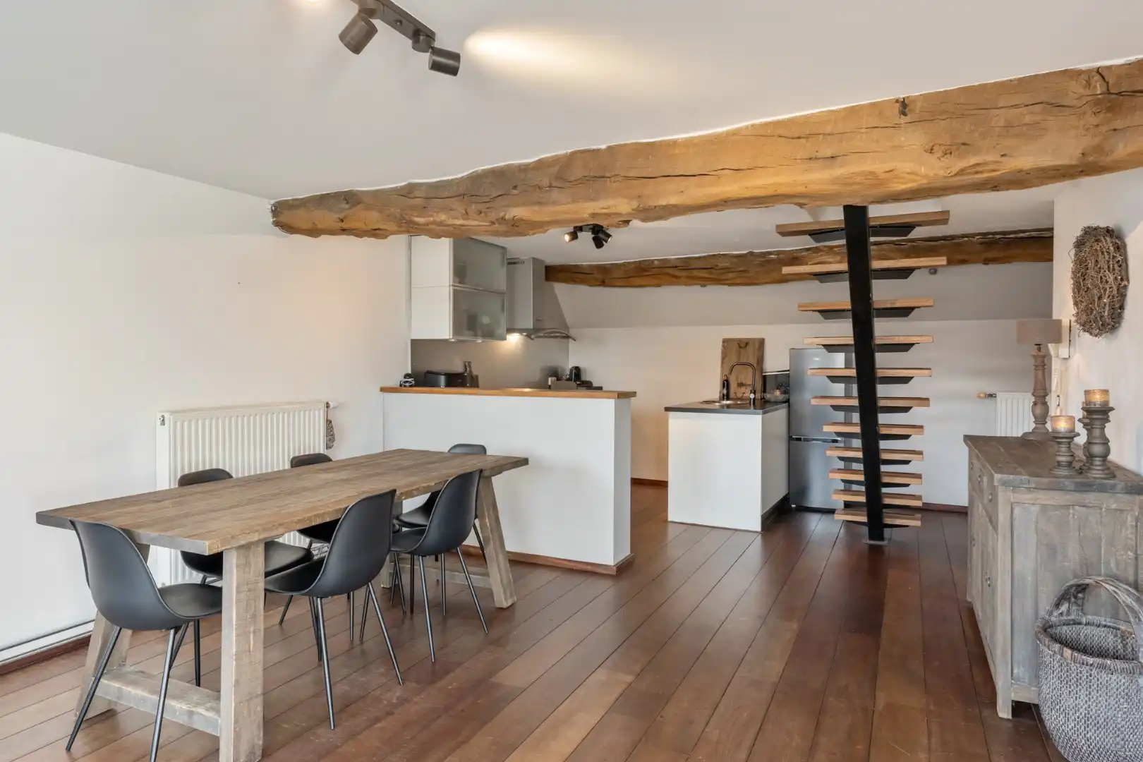 Comfortabel duplex appartement op de 3de en 4de verdieping van een kleinschalige residentie op een steenworp van de historische markt!  foto 5