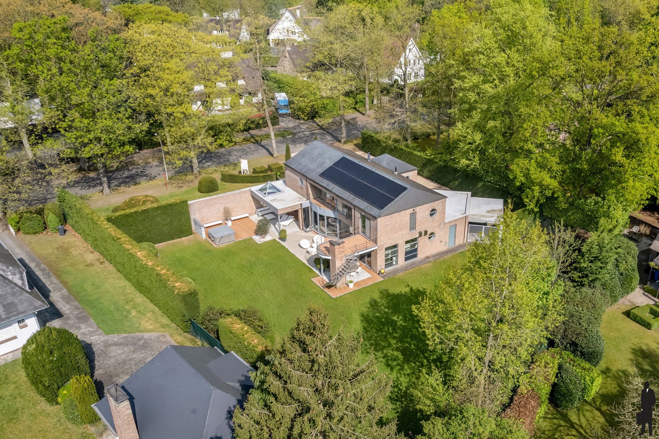 VILLA MET APARTE PRAKTIJK OF APART KANTOOR AAN HUIS (vrij beroep mogelijk!)  foto {{pictureIndex}}