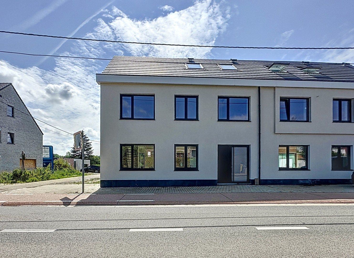 Instapklare vernieuwbouwwoning in het hart van Wezemaal foto {{pictureIndex}}