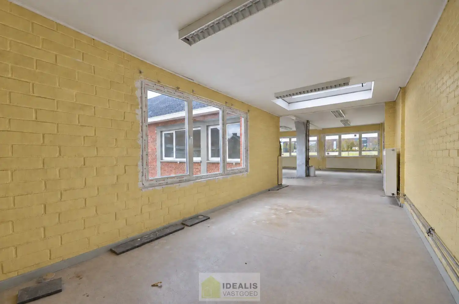 IDEALIS VASTGOED - HANDELSRUIMTE OP EEN ZEER GUNSTIGE COMMERCIËLE ZICHTLOCATIE IN HET CENTRUM VAN BERINGEN! Deze handelsruimte van + - 158m² is gelegen langs de Scheigoorstraat  in het centrum van Beringen waardoor het een toplocatie is. Bovendien is er ruim voldoende privatieve parkeergelegenheid voor de handelsruimte. Gemakkelijk te bereiken te voet, per auto én openbaar vervoer en gelegen op een absolute zichtlocatie! foto 10