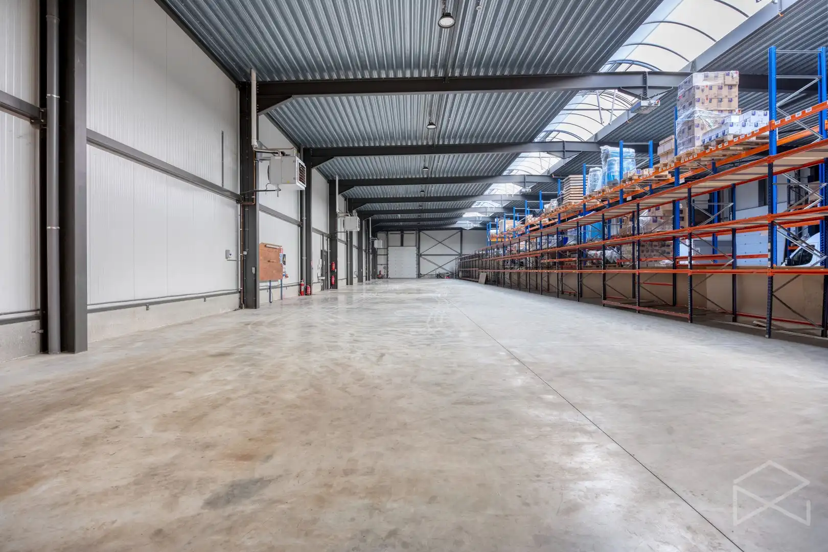 Magazijn met bureauruimte en parkeerplaatsen te huur in Tessenderlo-Ham foto 16
