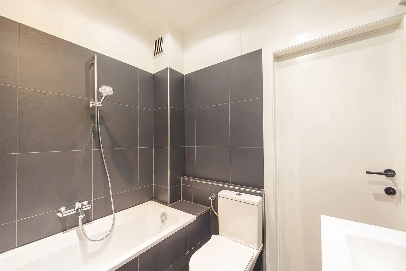 Gerenoveerd appartement in de gezellige Kloosterstraat foto 11