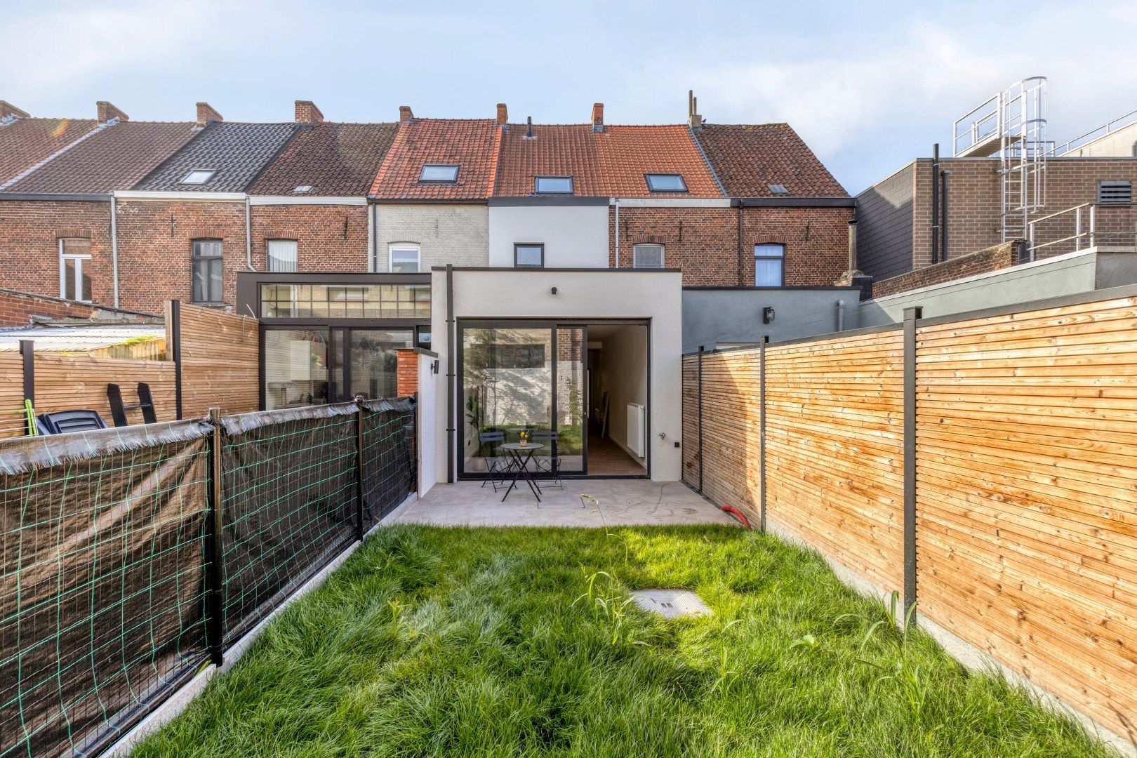 Instapklare stadswoning met 3 slaapkamers en tuintje!  foto 3
