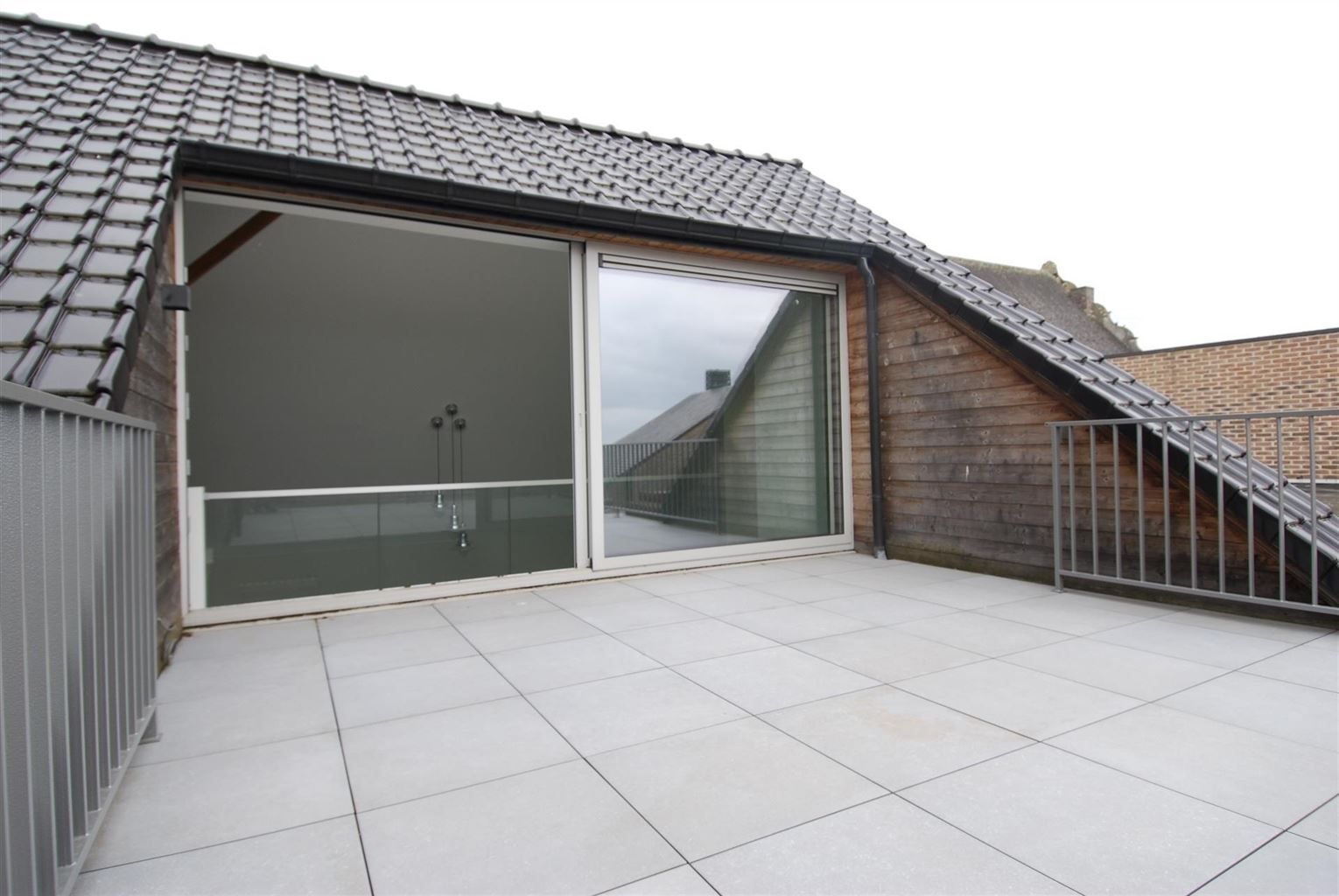 Ruim, instapklaar nieuw appartement met 3 slaapkamers en dakterras gelegen op de Bosstraat van Maaseik. foto 14