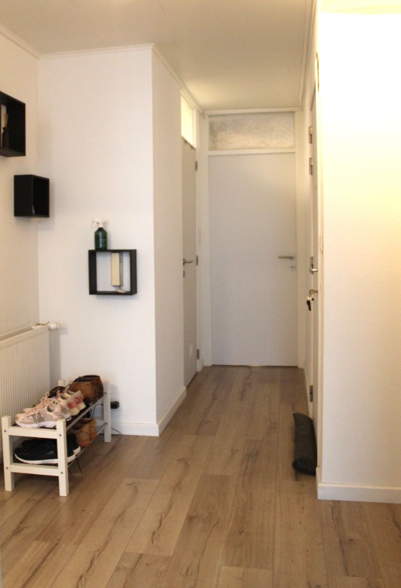 PRAKTISCH INGEDEELD APPARTEMENT VOORZIEN VAN 2 SLAAPKAMERS, VLAK AAN HET BRUISENDE CENTRUM GELEGEN. foto 2