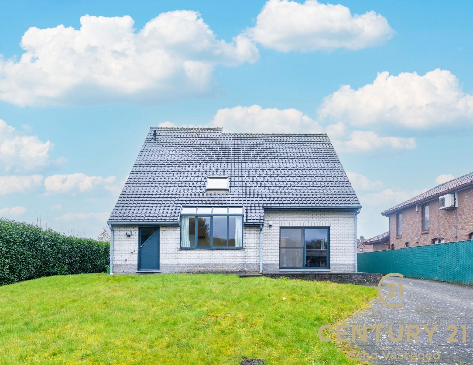 Ruime gezinswoning met 4 slaapkamers en polyvalente ruimte  foto {{pictureIndex}}