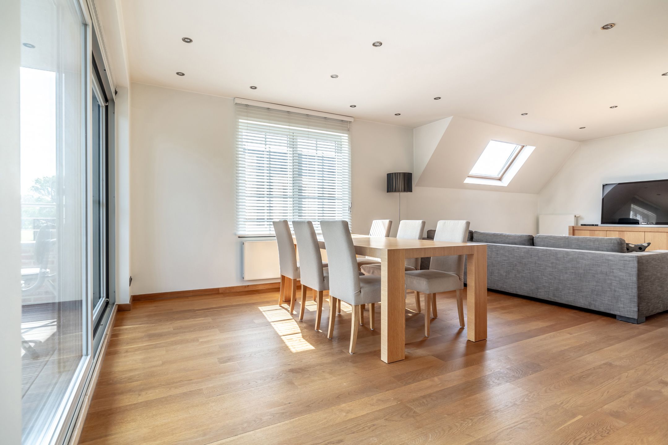 Ruim duplex-penthouse met 4 slpk, 2 (dak) terrassen en vrij uitzicht te Hoogstraten! foto 9