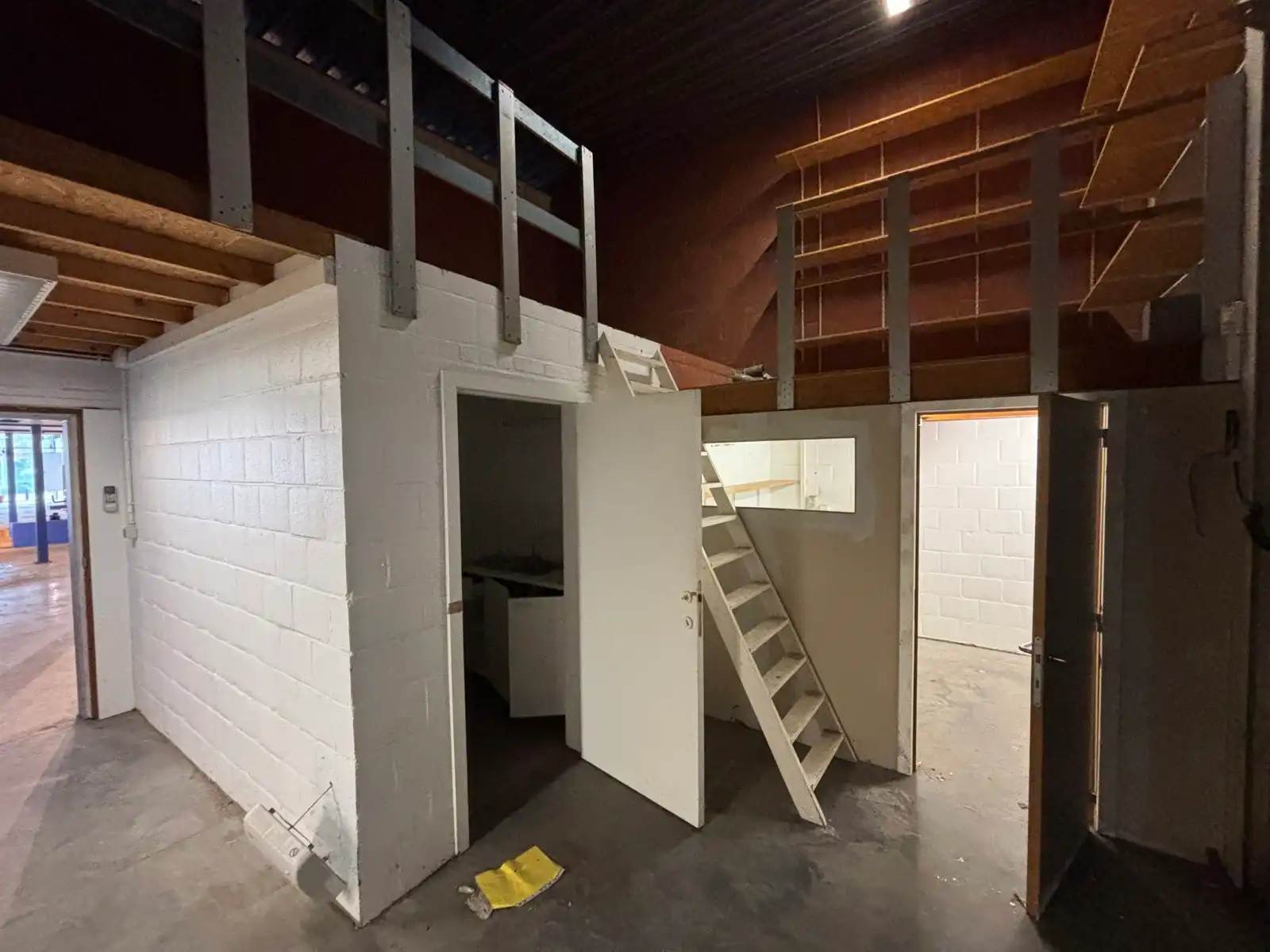 Commerciële ruimte van +- 700 m² te huur in Kuurne foto 7