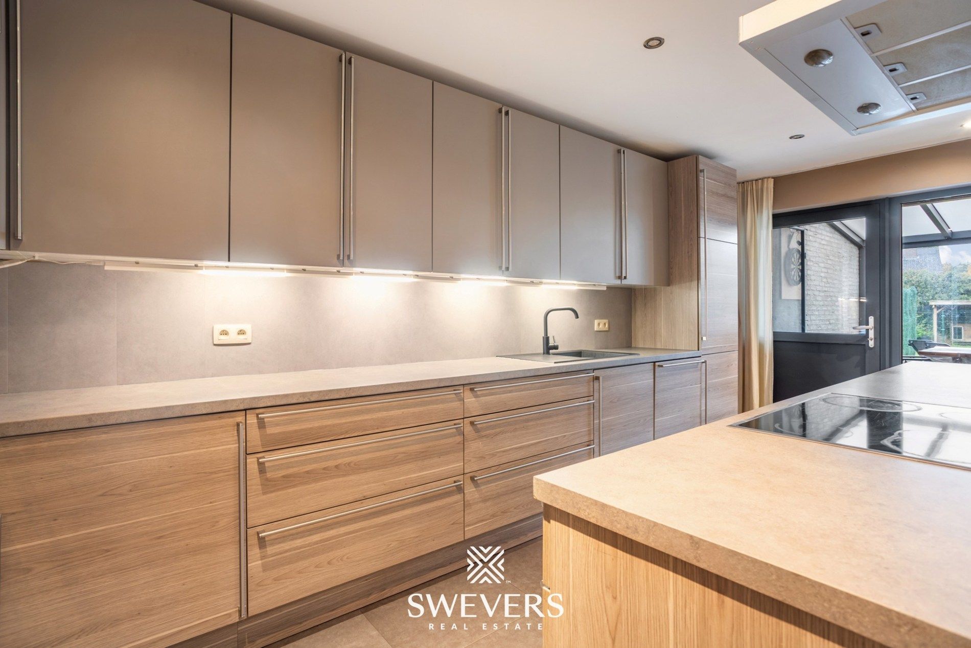 Ruime, instapklare woning met drie slaapkamers en prachtige tuin foto 5