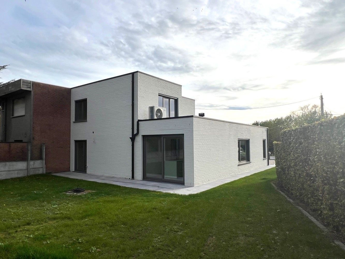 Volledig gerenoveerde woning met 3 slaapkamers en garage foto {{pictureIndex}}