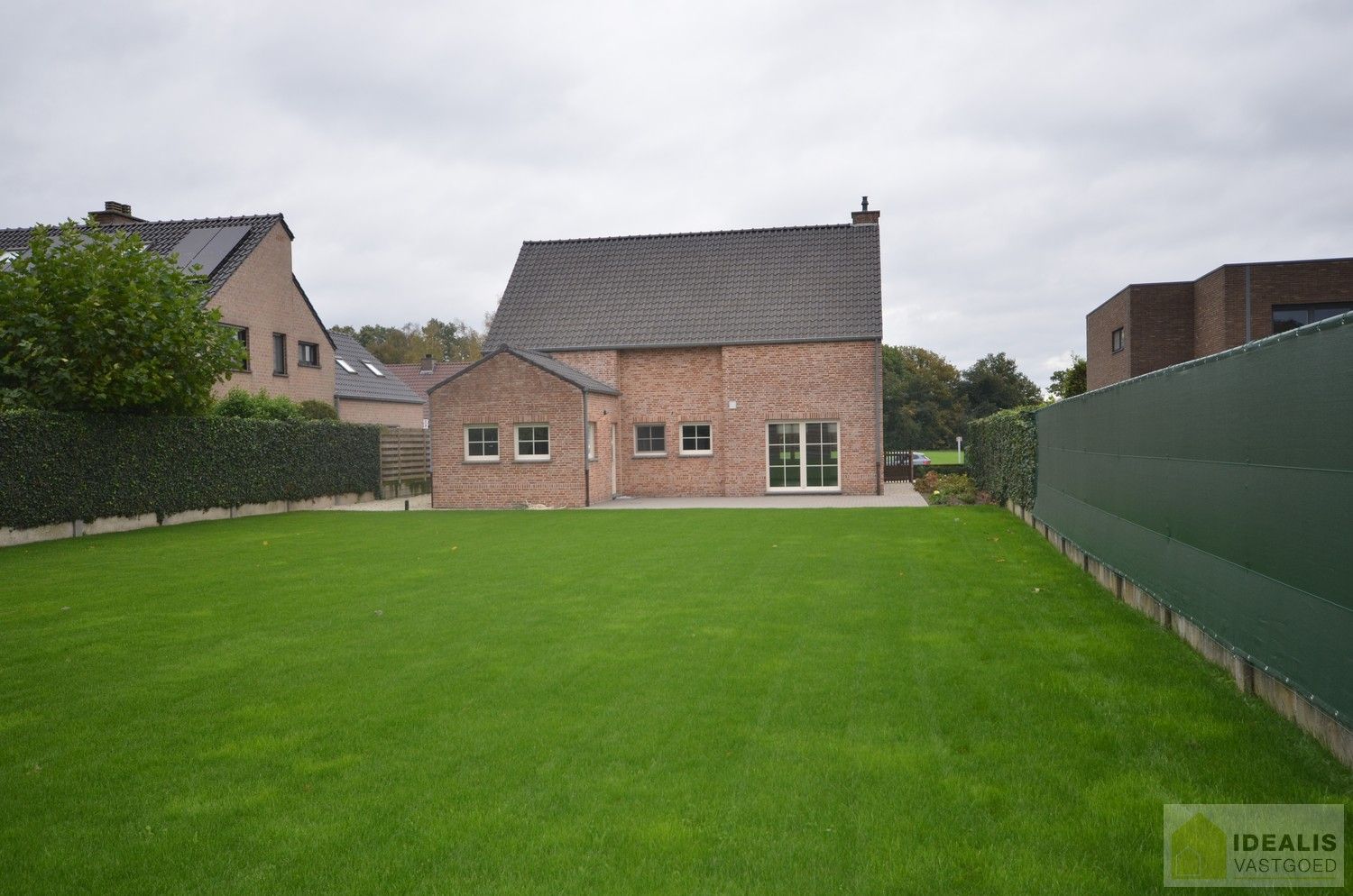 LUXUEUS AFGEWERKTE VILLA IN ZEER GOEDE STAAT! Deze ruime woning omvat o.a. een grote leefruimte, ruime keuken met bergplaats, wasplaats, 3 slaapkamers, ruime badkamer, inpandige garage en bergzolder! De villa is gelegen op een perceel met een opp. +/-13a dat volledig is aangelegd en omheind! Zeer geschikt voor kandidaten op zoek naar een rustig, doch centraal gelegen instapklare woning. foto 28